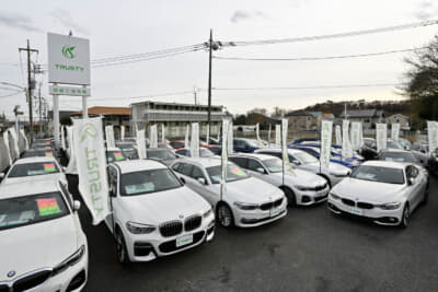輸入車ビギナーも買いやすいリーズナブルな個体から、新車保証が残っている高年式車までを幅広く取り揃えている