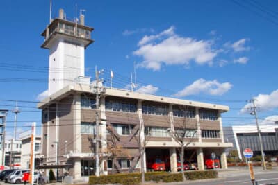 消防署や警察署の前には停止禁止部分が設けられている