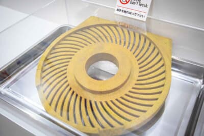 ディスクローター製造工程のサンプルとして鋳型を展示していた