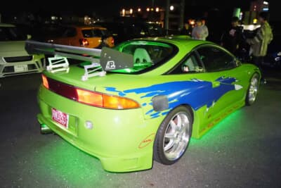 三菱 エクリプス：バイナルグラフィックのデザインや、ステッカーの位置も劇中車を忠実に再現。ウイングも同じく「APR Performance」を装着する