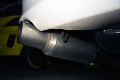 トヨタ スープラ：迫力ある斜めシングル出しのブリッツ ニュルスペックR。下のトルクも上の抜けも不満はなく、スポーティな音質も気に入っている