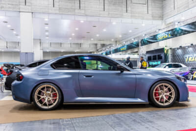BMW G87型 M2クーぺ：ボディはフルラッピングで純正色にありそうな落ち着いたブルーグレーのマットカラーに