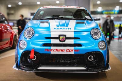 アバルト 595：従来のフロントリップに対し、大幅な軽量化を達成したライトウェイトモデルのフロントリップスポイラー。カーボン製は約1kgしかない