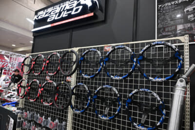 GRカローラ カーボンスペックにも採用されているステアリングなども展示販売