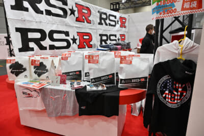 展示販売はウェア類やステッカー、さらにお得な福袋まで豊富なラインナップ