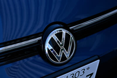 VW ゴルフ eTSI アクティブ：フロントグリルの上縁と中央の「VW」エンブレムがLEDで光るようになった