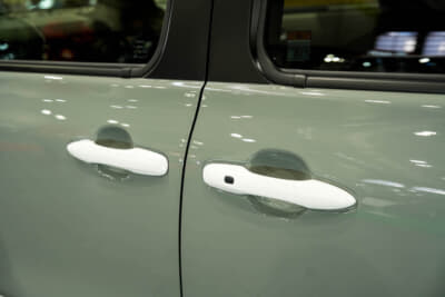 YSR トヨタ シエンタ：ホワイトのラッピング施工はドアのアウターハンドルのような細かい部分まで及んでいる