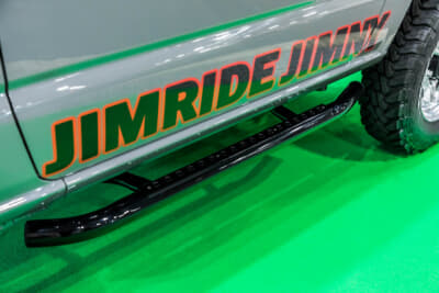 K-BREAK アイアン ジムニー:パイプ状のロックレールを兼ねたサイドステップを装着している
