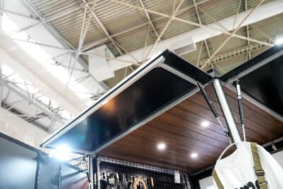 ランプス 1960:人気オプションのふたつ折り扉。狭い場所でも開閉できる。3方向すべての扉に設定あり