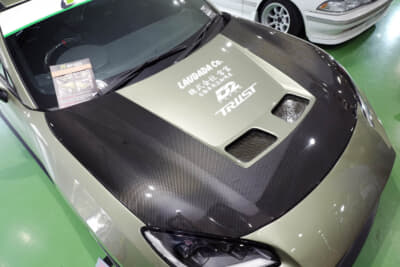 レイテックオートワークス GR86：圧倒的な軽さのドライカーボン製ボンネット。自社で生産できるのがレイテックの大きな強み