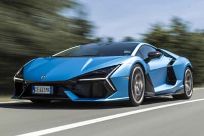 ランボルギーニ レヴエルト：0-100km/h加速2.5秒、0-200km/h加速7秒、最高速度350km/h以上を誇る