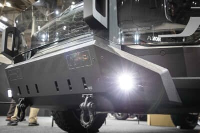 三菱 アウトランダーPHEV ナイト シーカー コンセプト:フロントには専用スキッドプレートを装着