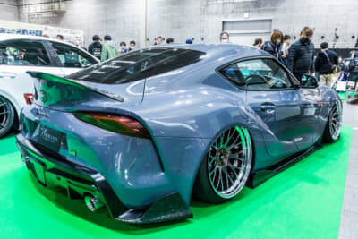 トヨタ GRスープラ:純正エアロなどを外さずに、あえて純正にアドオンするエアロパーツ形状としている