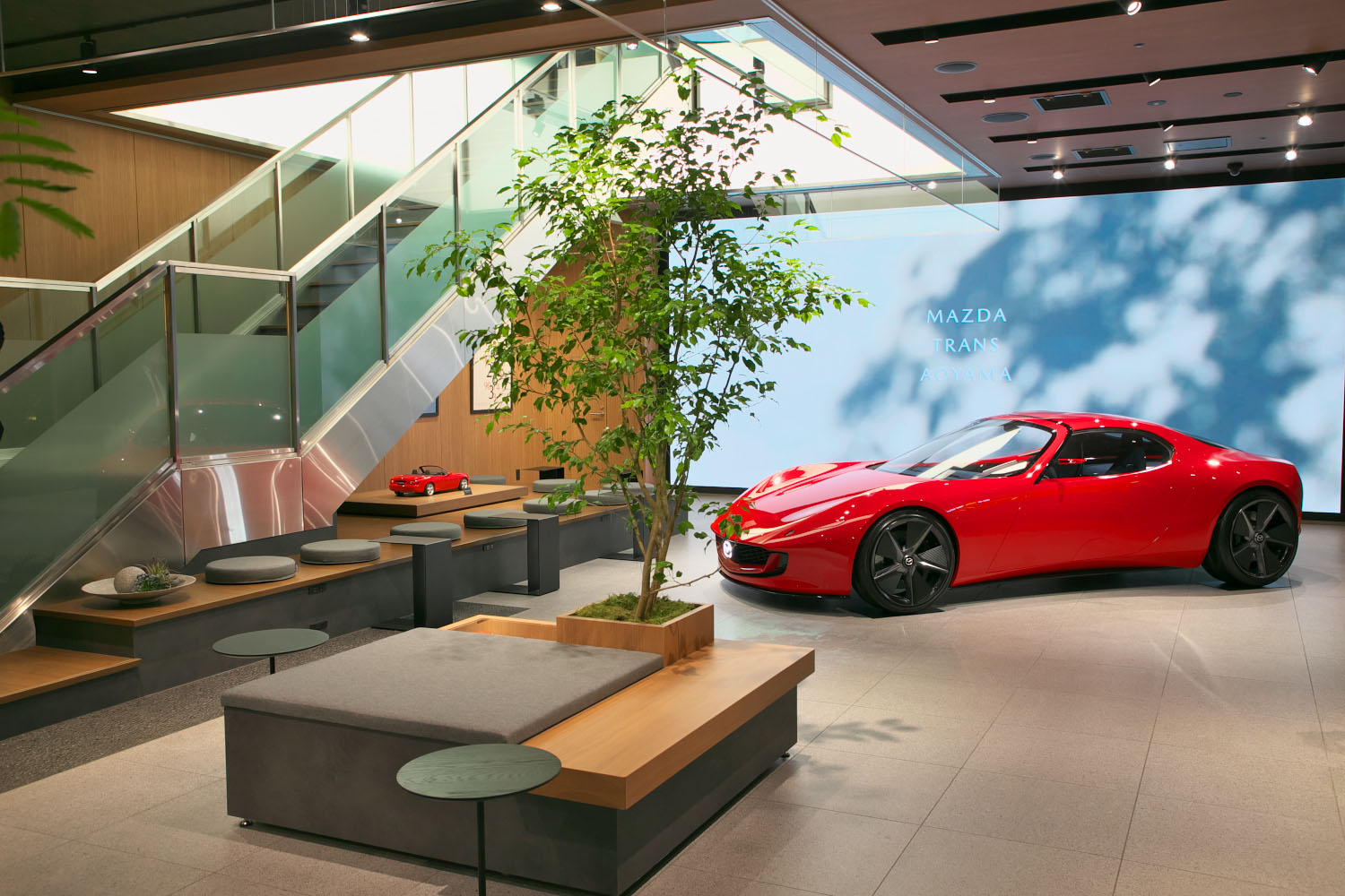 マツダの「クルマを売らないショールーム」とは？「MAZDA TRANS AOYAMA