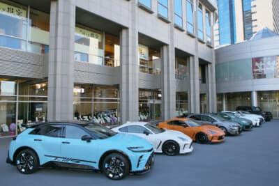 ショールームの前にTOM'S のコンプリートカーが一堂に会した