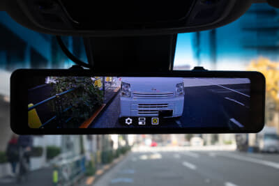 角度を下にした状態：画面上で指を上下にスライドすると後方カメラ映像のアングルを調整が可能