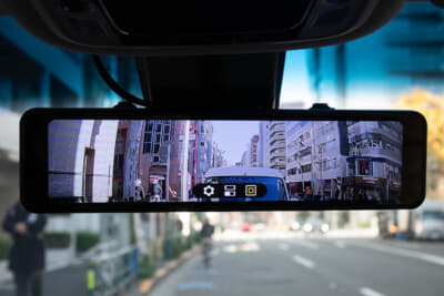 角度を上にした状態：画面上で指を上下にスライドすると後方カメラ映像のアングルを調整が可能