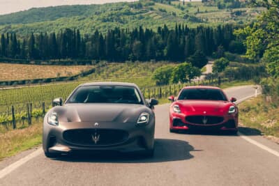 マセラティ グラントゥーリズモ フォルゴレ(左)は300kWの永久磁石モーター3基を搭載し、最高出力760psを4輪に供給する100%電気バッテリーベースのパワートレインを採用