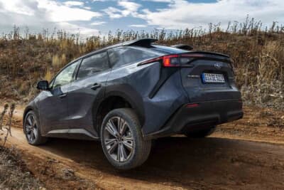 スバル ソルテラ：4台のセーフティカーがスーパーバイク世界選手権で活躍する