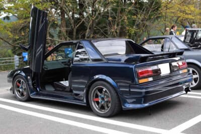 トヨタ MR2：2シーターミッドシップスポーツで、シザーズドア。これこそ多くの人が憧れたスーパーカースタイル