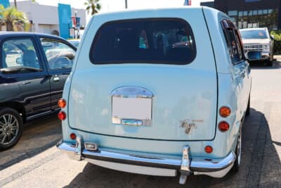 光岡 ユーガ：スクエアなデザインだった日産 初代 キューブのリアハッチを、オリジナルで新たに製作することでロンドンタクシーらしさを強調