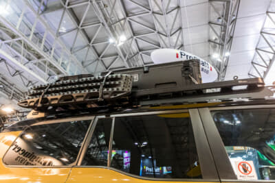 トヨタ ランドクルーザー250：サイドオーニングやサンドラダーなどを装着したFRONT RUNNERのルーフラックなどを装着