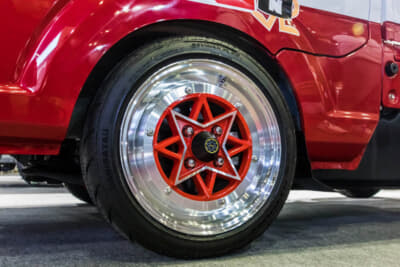 スズキ キャリイトラック：シュピーゲルのサスペンションで車高を下げたうえで、懐かしい14インチのスターシャークホイールに165/50R14サイズのシバタイヤを組みわせて装着