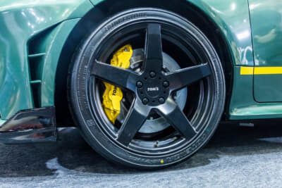 トヨタ GRヤリス:足まわりはTOM'SのADVOX SportsサスペンションシステムとTOM'S/BREMBOブレーキシステムを採用。これに同社の鍛造ホイールTWF01を装着している