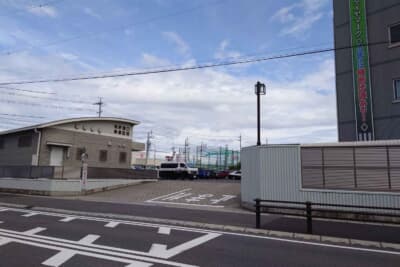 消防署や警察署の前には停止禁止部分が設けられている