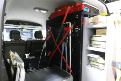 ダイハツ アトレー WILDRANGER2：被災時に道路などが通行しにくい状態になってしまっているときに道を切り開くためのシャベルやチェーンソーなどを搭載できるように専用で製作された