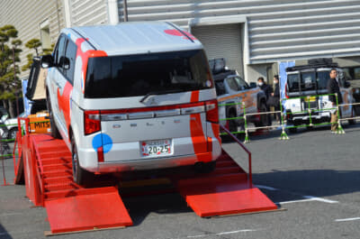 デフロックしないとタイヤが空転してしまう路面を人工的に再現