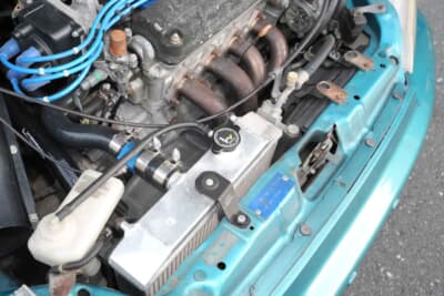 ホンダ シビック：ナンバー付きのストリート仕様だけにエアコンはそのまま。ラジエターの幅を変えずコアを3層化してクーリング能力を高めている
