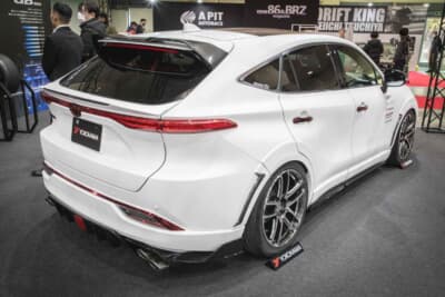 トヨタ ハリアー：右側にはADVAN Sport V107を装着