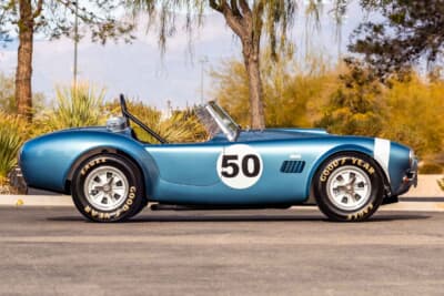 14万8250ドル（邦貨換算約2300万円）で落札されたシェルビー「コブラ289FIA 50thアニバーサリー エディション」（C）Courtesy of RM Sotheby's