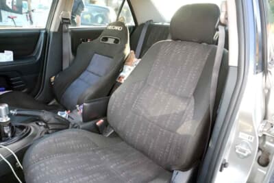 トヨタ アルテッツァ：運転席のセミバケットシートも購入時から付いていた。レカロ製だけにホールド性はもちろん長距離ドライブでも疲労が少なくて済む