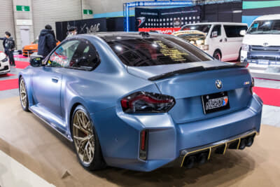 BMW G87型 M2クーぺ：ホイール近似色のゴールドでボディにアクセントラインを追加している