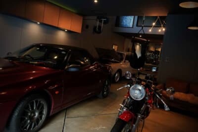 YUちゃん自身のガレージハウス。手塗りの壁と床が温かい、シンプルな空間。照明にもこだわりがたっぷり