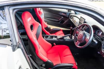 TRD 14R：左右に真っ赤なブリッド製シートを装着。内装は全体的にスパルタンな印象だ