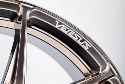 VERSUS VV21S グレイスゴールド:A.M.T.ロゴとグレイスゴールドの相性もバツグンだ