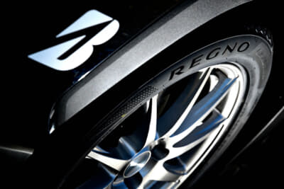 ブリヂストン REGNO GR-X III TYPE RV：従来のBSのタイヤの特徴でもあった頑丈な構造＆形状のサイドウォールから、軽量化とともにしなやかさを得た