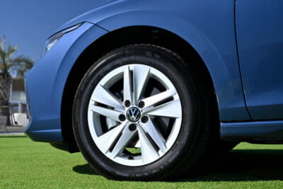 VW ゴルフ eTSI アクティブ：205/55R16という今どきの常識ではかなり細めで扁平率も高いタイヤを装着