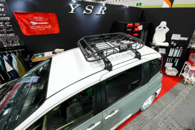 YSR トヨタ シエンタ：ルーフはピラーからすべてホワイト。キャリアで実用性とワイルドな印象の双方がアップ