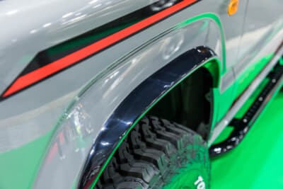 K-BREAK アイアン ジムニー:小さなリップ状のオーバーフェンダーは、ジムニーにジムニーシエラ用のホイールを装着した場合にジャストカバーする最低限の厚み(片側35mm)