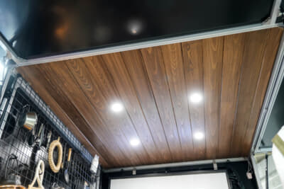 ランプス 1960:温かみのある檜を使った天井も人気の高いオプションだ。断熱性と防音性にもこだわった