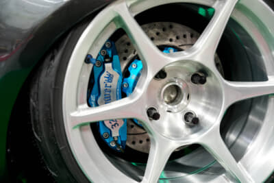 マツダ NB型 ロードスター:326パワーでワンオフしたブレーキ。前後ともキャリパーは4ポットでローターは304mm