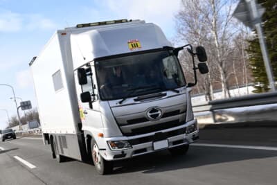 日野 レンジャー：No.111 Team OGUshow（小栗伸幸／小栗有子）