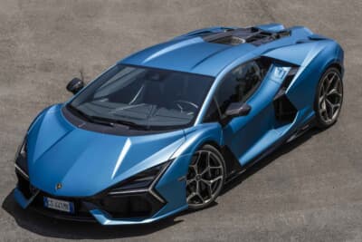 ランボルギーニ レヴエルト：個性的なY字シェイプのヘッドライトは電動コンセプトのテルツォ・ミッレニオや限定車シアンを思い出させる
