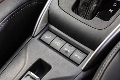 スズキ フロンクス：4WD仕様では専用モードスイッチが備わる