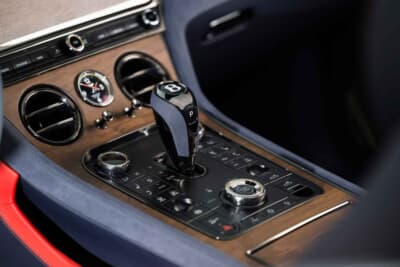 ベントレー コンチネンタル GTC：シフトまわりにはスイッチ類を配置