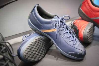 ベアクラッチL：ミズノ独自のツブツブ感のあるミッドソール構造「MIZUNO COB」を採用し、点でペダルに力を与えていくことで、微細なコントロールを可能にしている